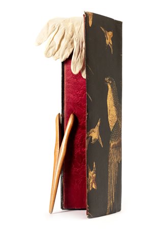 Porta guanti in pelle con decori in oro raffiguranti aquila e altri volatili, fine secolo XIX