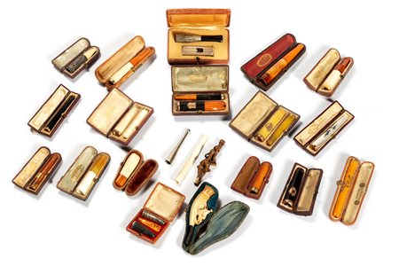 Bella collezione di ventuno bocchini in materiali diversi, secoli XIX - XX