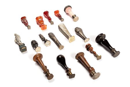 Bella collezione di sedici sigilli in materiali diversi, secoli XIX - XX