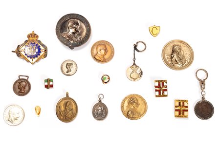 Lotto composto da diciotto medaglie e decorazioni in materiali diversi, secolo XX