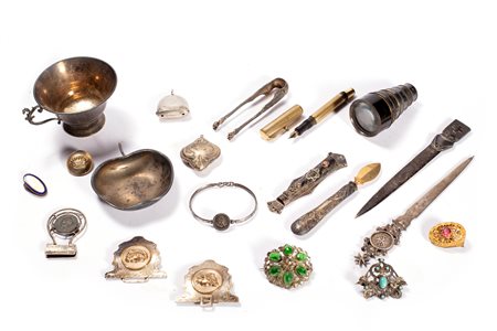 Lotto composto da diciannove oggetti in argento e metalli diversi, secoli XIX-XX