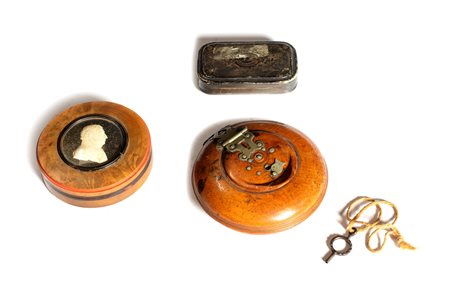 Lotto composto da tre scatoline, secolo XIX