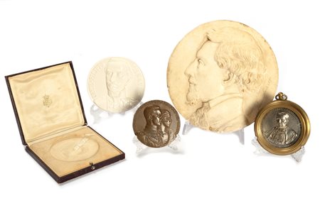 Lotto composto da quattro placche in materiali diversi, raffiguranti ritratti di personaggi illustri, secoli XIX - XX