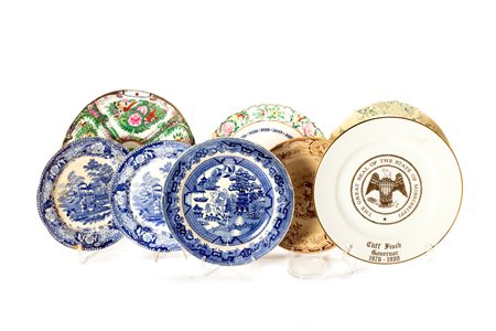 Lotto composto da dodici piatti e tre piattini in ceramica e porcellana, manifatture ed epoche diverse