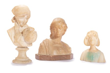 Lotto composto da tre sculture in alabastro raffiguranti busti femminili, Francia inizi secolo XX