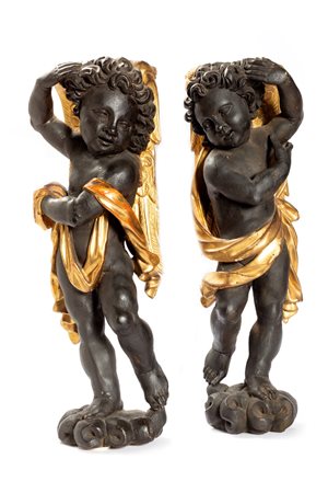 Coppia di sculture in legno laccato e dorato raffiguranti angioletti, secolo XVIII