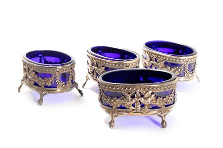 Quattro saliere in argento con all'interno cristallo blu, secolo XIX