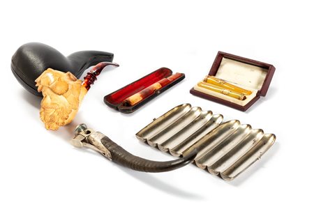 Lotto composto da tre bocchini, una pipa, un porta sigari e un taglia sigari, secoli XIX - XX