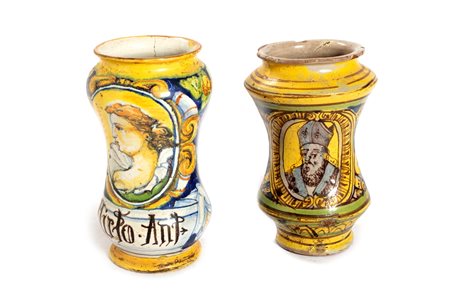 Lotto composto da due albarelli in maiolica policroma, secoli XIX - XX