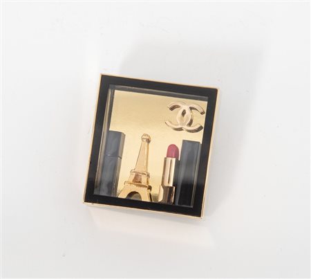 CHANEL Rouge Allure Spilla in metallo e pvc con inclusioni. Cm 3,5x3,3. Reca...