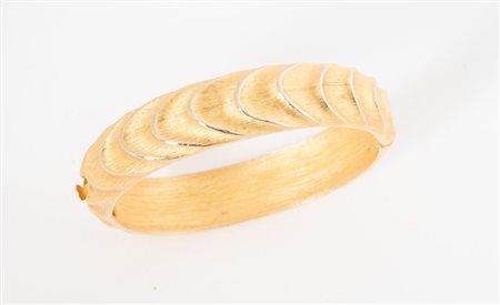 TRIFARI Bracciale rigido a fascia in metallo dorato e lavorato con chiusura a...