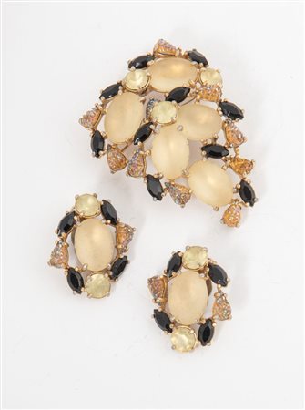 SCHIAPARELLI Parure composta da spilla orecchini a clip in metallo dorato...