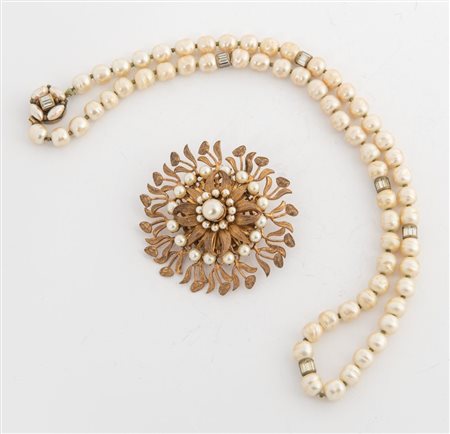 MIRIAM HASKELL Lotto composto da spilla e collana realizzati in metallo...