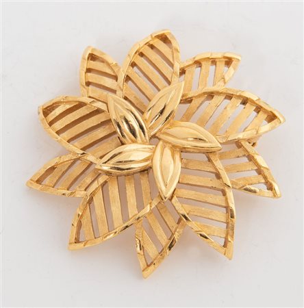 TRIFARI Spilla in metallo dorato a forma di fiore. Cm 5,6x5,6. Reca marchio...