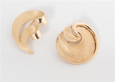 TRIFARI Coppia di spille in metallo dorato lucido e satinato. Rispettivamente...
