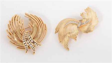 TRIFARI Coppia di spille in metallo dorato decorate con zirconi....