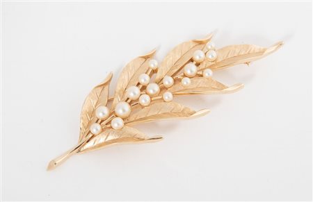 TRIFARI Spilla in metallo dorato con motivo fogliaceo decorata con perle...