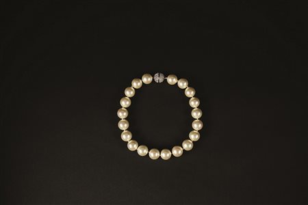 Collier di finte perle con chiusura di strass, l. cm. 37 (chiusura da rimontare)
