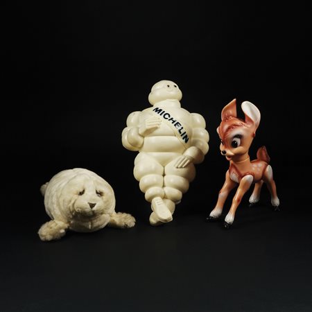 Bibendum Michelin in plastica bianca/avorio, 1966, h. cm. 49 UNITO a un Bambi...