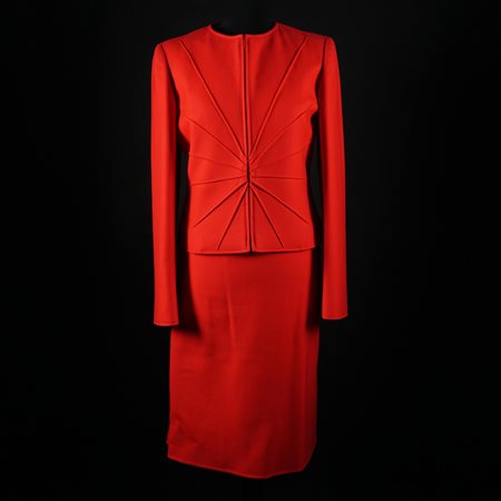 Valentino tailleur in lana e seta rossa composto da giacca con chiusura a zip...
