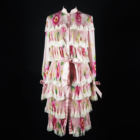 Valentino chemisier di seta a fondo rosa a stampa fiorata; il davanti...