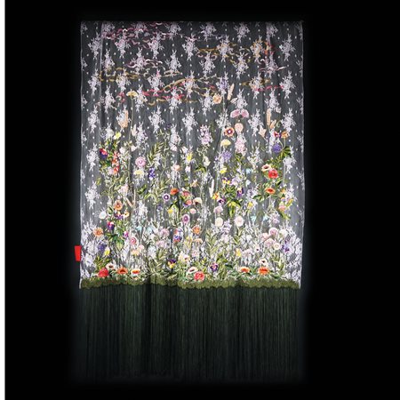 Valentino stola in pizzo lilla ricamata in vivace policromia a raffigurare...