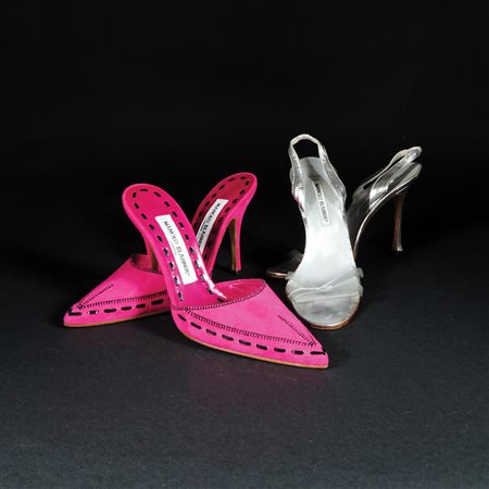 Manolo Blahnik un paio di sabot in suede fucsia, tg. 37 e un paio di sandali...