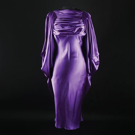 Capo sartoriale abito in raso viola con scollo a barca drappeggiato e ampie...