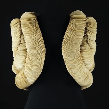 Valentino bolero a dischi in seta beige applicati su tulle, tg. 6. Collezione...