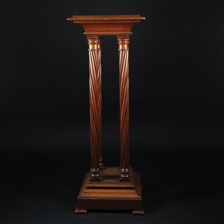 Piedistallo in noce con quattro colonne scolpite a scanalature elicoidali,...