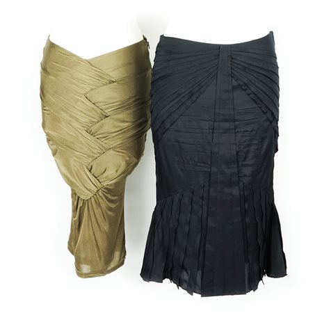 Gucci due gonne: una di seta nera in parte plissettata e una in poliestere...