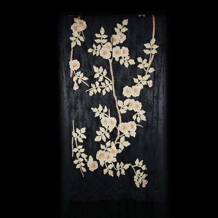 Valentino stola di pizzo nero con frange e rami di camelie in seta beige...