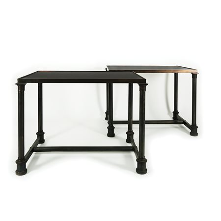 Coppia di tavolini in bronzo patinato con sostegno a colonnina liscia riuniti...