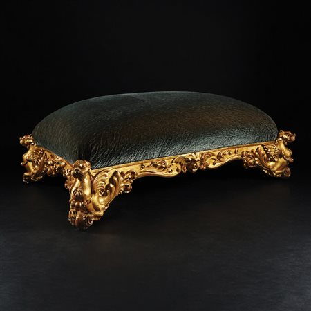 Petit sommier in legno dorato. Fasce inferiormente centinate intagliate a...