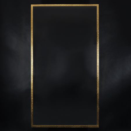 Coppia di specchiere con cornice rettangolare in ottone dorato inciso a...