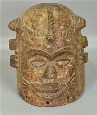 Casco Ibibio - NIGERIA casco in legno intagliato 30x27x26 cm XX secolo lievi...