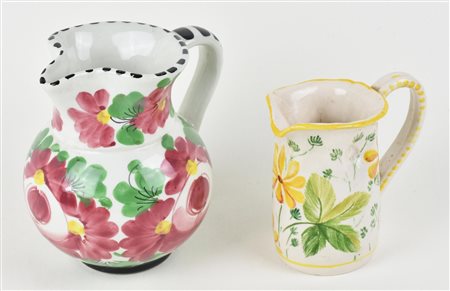 COPPIA DI BROCCHE in ceramica decorate a motivi floreali, una da 1/2 litro e...