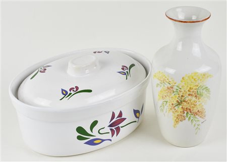 LOTTO DI CERAMICHE composto da: - Vaso con decorazione floreale e farfalla, h...
