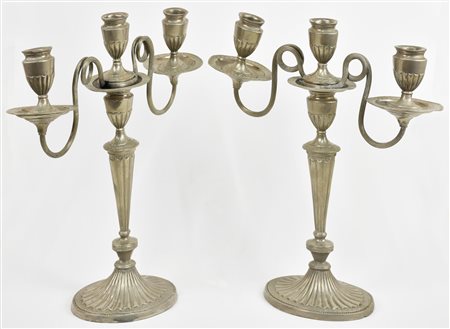 COPPIA DI CANDELIERI in peltro argentato a tre fiamme o singolo h cm 37...