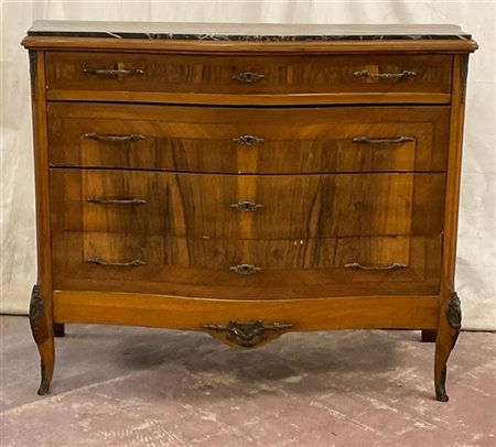 Cassettone in legno filettato di forma mossa, tre cassetti sotto uno a mezza lu