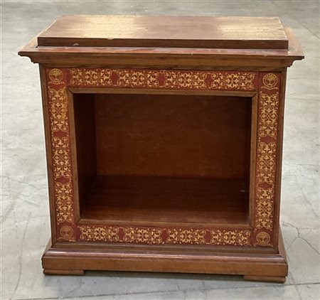 Mobiletto portalibri in legno con vano a giorno, cornice in pelle impressa in o