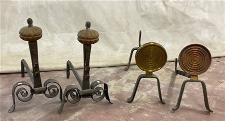 Due coppie di alari diverse in ferro battuto con guarnizioni in metallo dorato