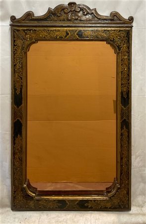Specchiera in legno laccato a fondo nero riccamente decorata a fregi dorati, ra