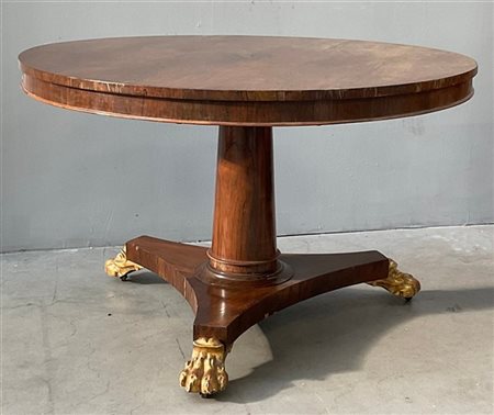 Tavolo con piano tondo a vela lastronato, base a colonna tornita poggiante su b