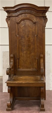 Stallo da coro in noce e radica di noce con braccioli e sostegni a ricciolo. Sc