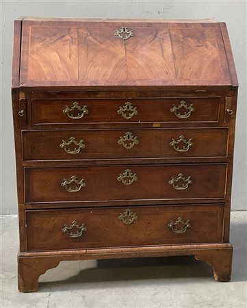 Ribalta lastronata e filettata, antina celante tre cassettini, uno sportello e