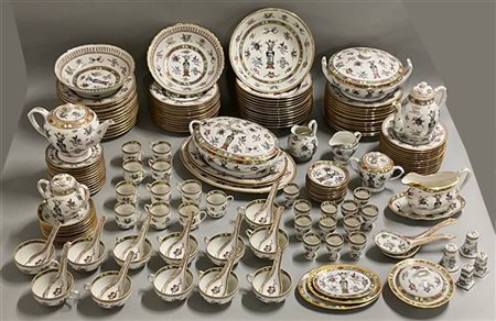 Servizio in porcellana policroma per dodici commensali, decorato a motivi natur