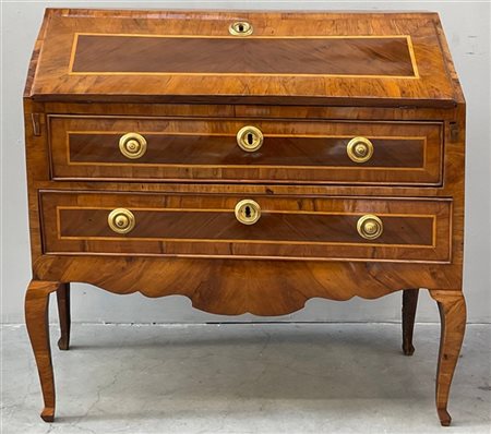 Ribalta a due cassetti lastronata in noce e filettata in legni vari, anta celan