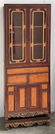 Mobiletto in legno parzialmente dorato con base intagliata, fronte a due sporte