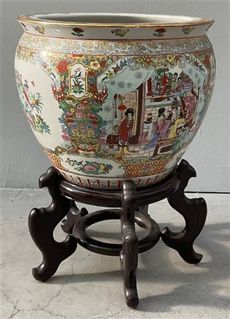 Cachepot in porcellana decorata con scene di palazzo (d cm 42) base in legno. C